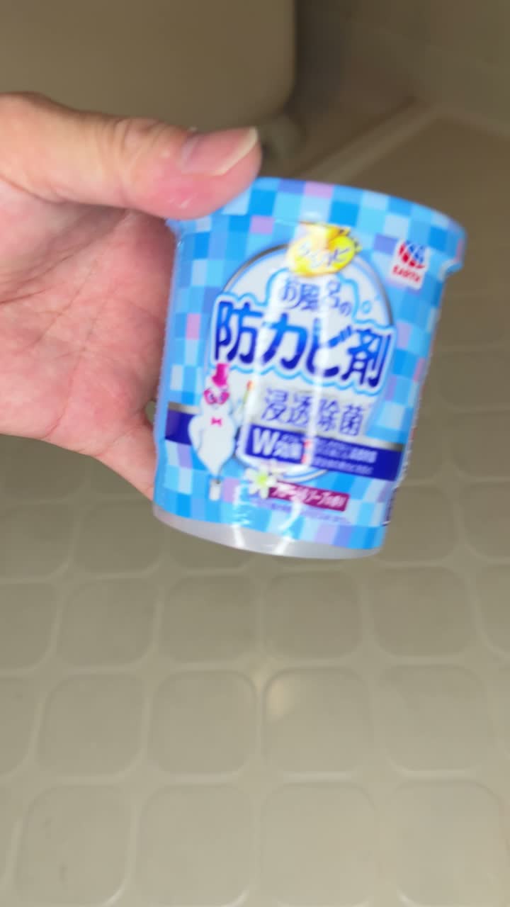 14.2回戦で手に持っているダイソーのお風呂の防カビ剤 フローラルソープ
