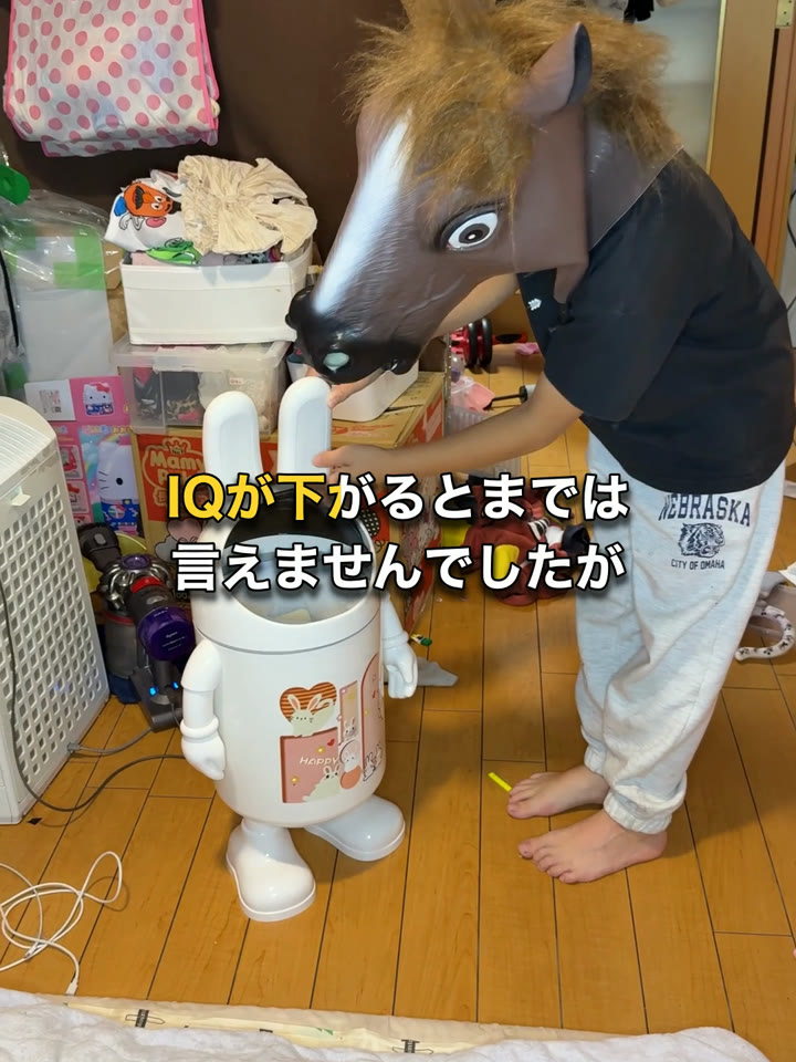白いうさぎのゴミ箱の横に立つ馬の22回戦の映像