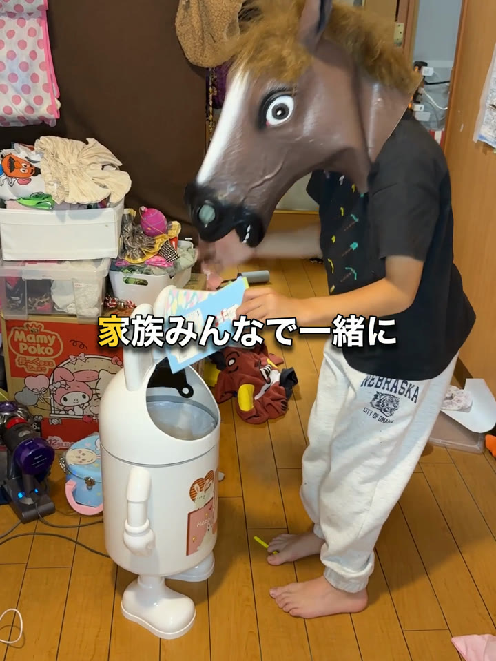 うさぎのゴミ箱の横でゴミを持っている馬