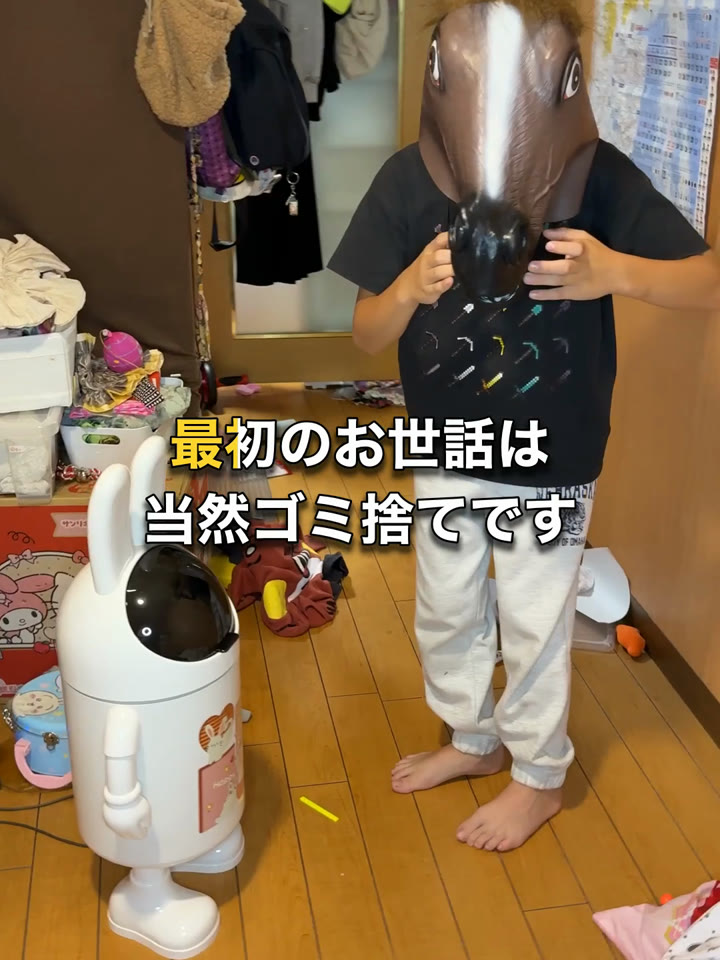 うさぎのゴミ箱にゴミを捨てようとしている馬